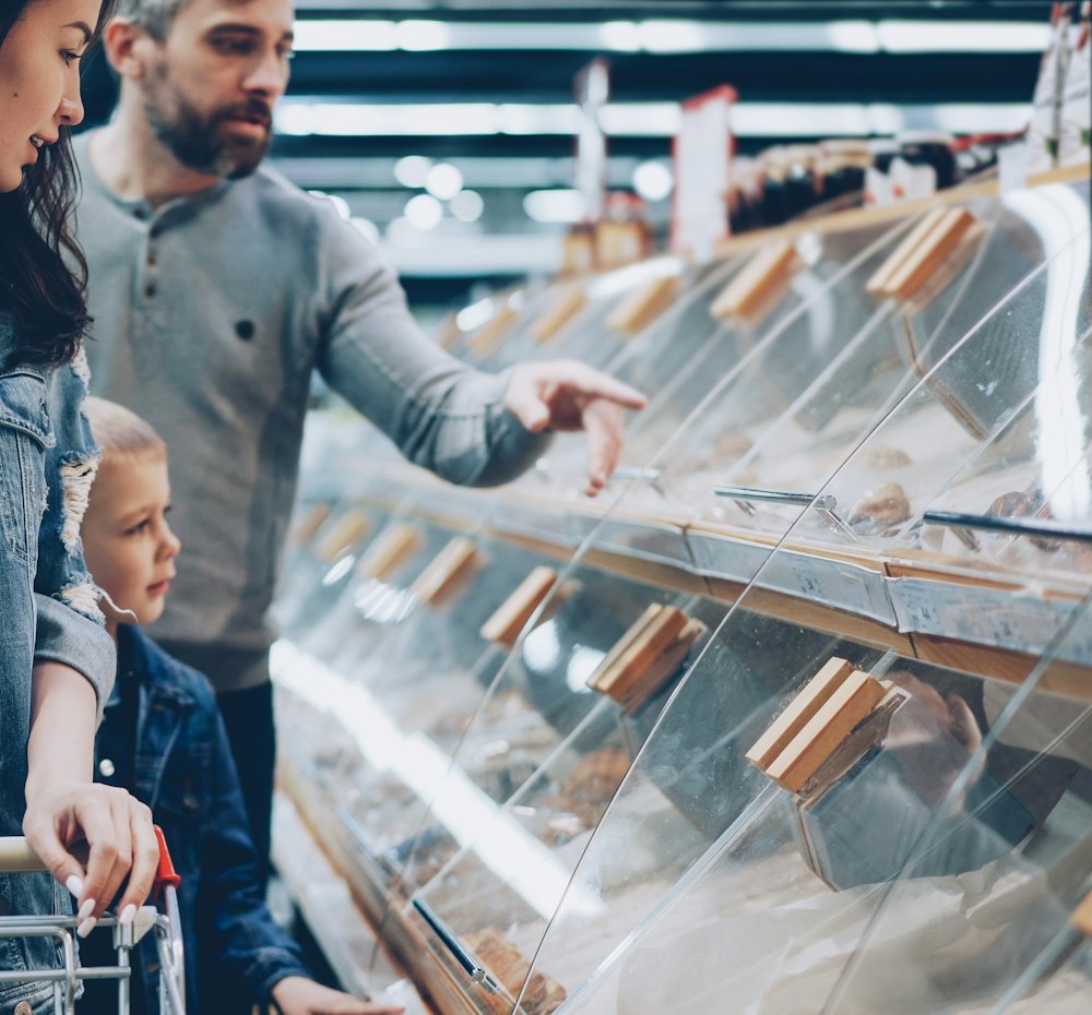 Família a fazer compras